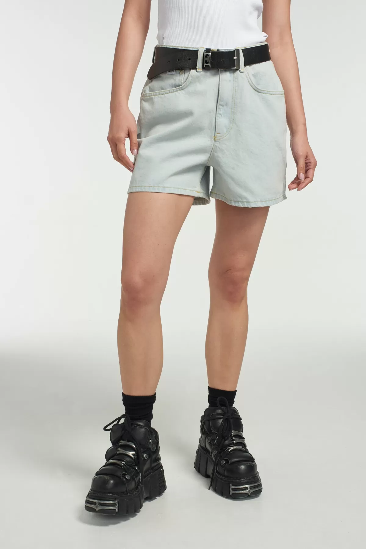 Store The Ragged Priest Mom Short Stonewash